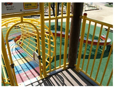 久宝寺緑地公園の遊具のローラー滑り台