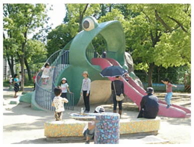 久宝寺緑地公園の遊具のカエル滑り台