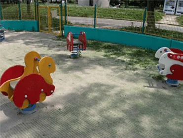 久宝寺緑地公園の遊具のスプリング遊具亀、うさぎ